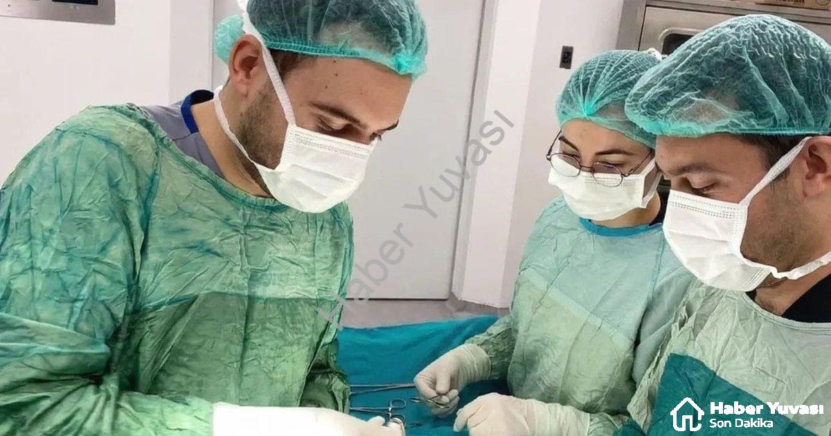 "Şuhut Devlet Hastanesi'nde Bir İlk: Kasık Fıtığı Ameliyatı Başarıyla Tamamlandı" başlıklı haber içi